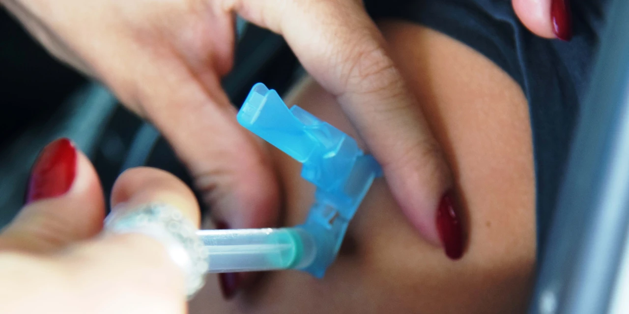 Saúde de PG reforça vacinação contra meningite para adolescentes e profissionais da saúde