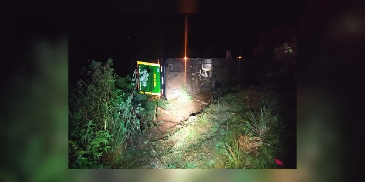 Colisão entre ônibus e carro mata uma pessoa e deixa outra ferida na BR-277