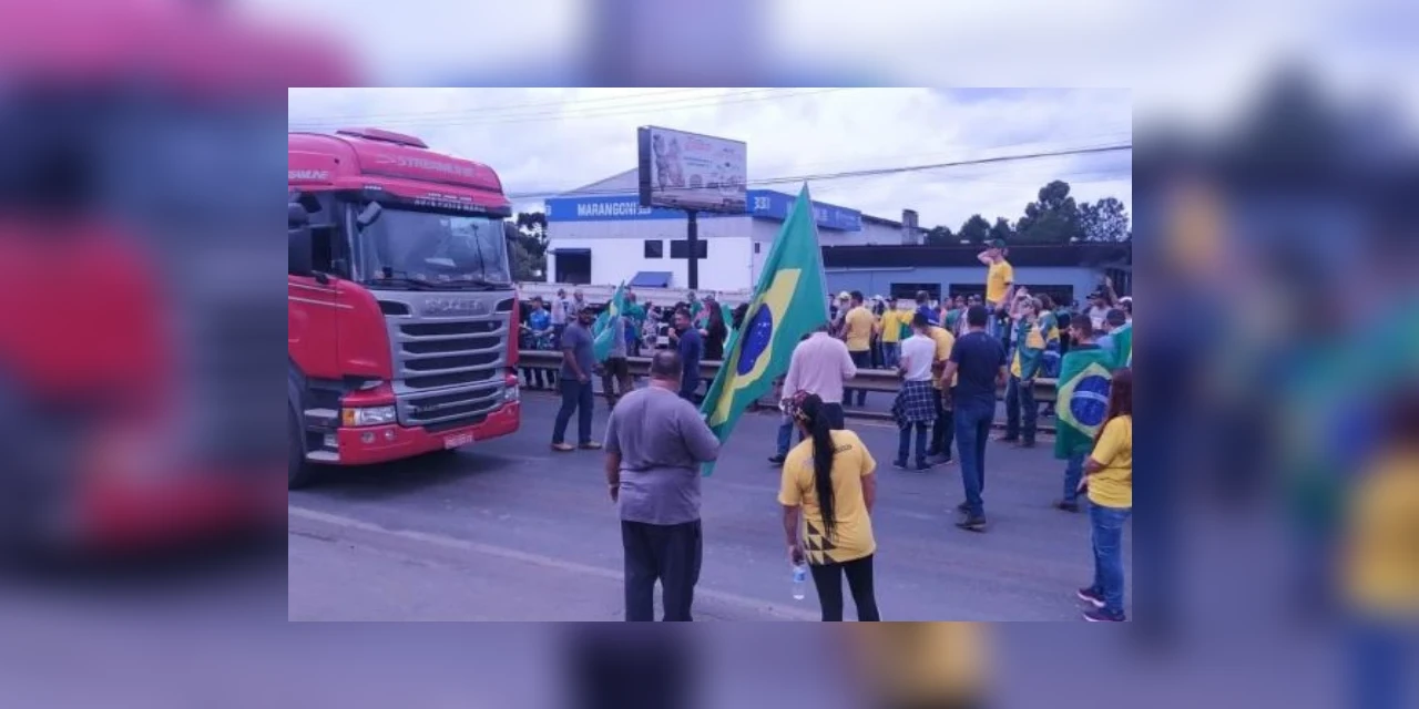 Manifestantes mantêm interdição na PR-151, no trecho entre PG e Castro; Paraná tem outros 73 pontos de bloqueio