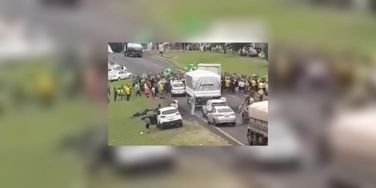Carro atropela grupo de bolsonaristas em bloqueio no interior de SP