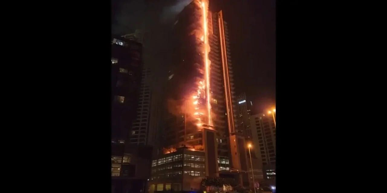 Vídeo mostra incêndio que atinge prédio de 35 andares