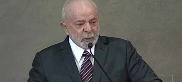 Lula se emociona e defende a democracia em cerimônia de diplomação