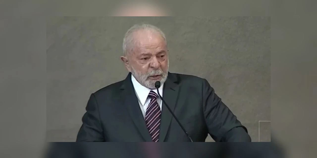 Lula se emociona e defende a democracia em cerimônia de diplomação