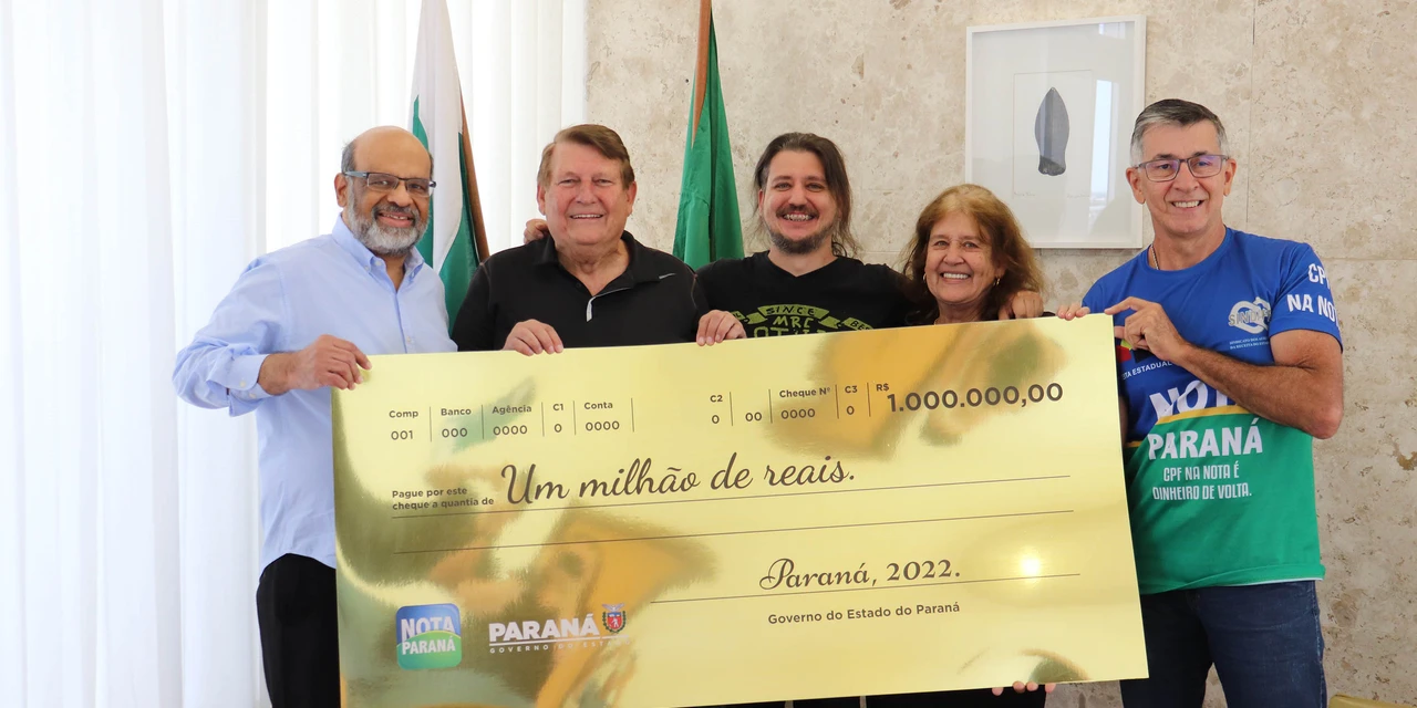 Contemplado no último sorteio do ano, novo milionário do Nota Paraná recebe o prêmio