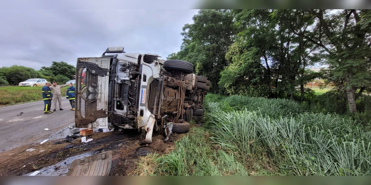 Fotos: Uma pessoa morre e duas ficam feridas após caminhão tombar na BR-376, próximo ao Distrito Industrial