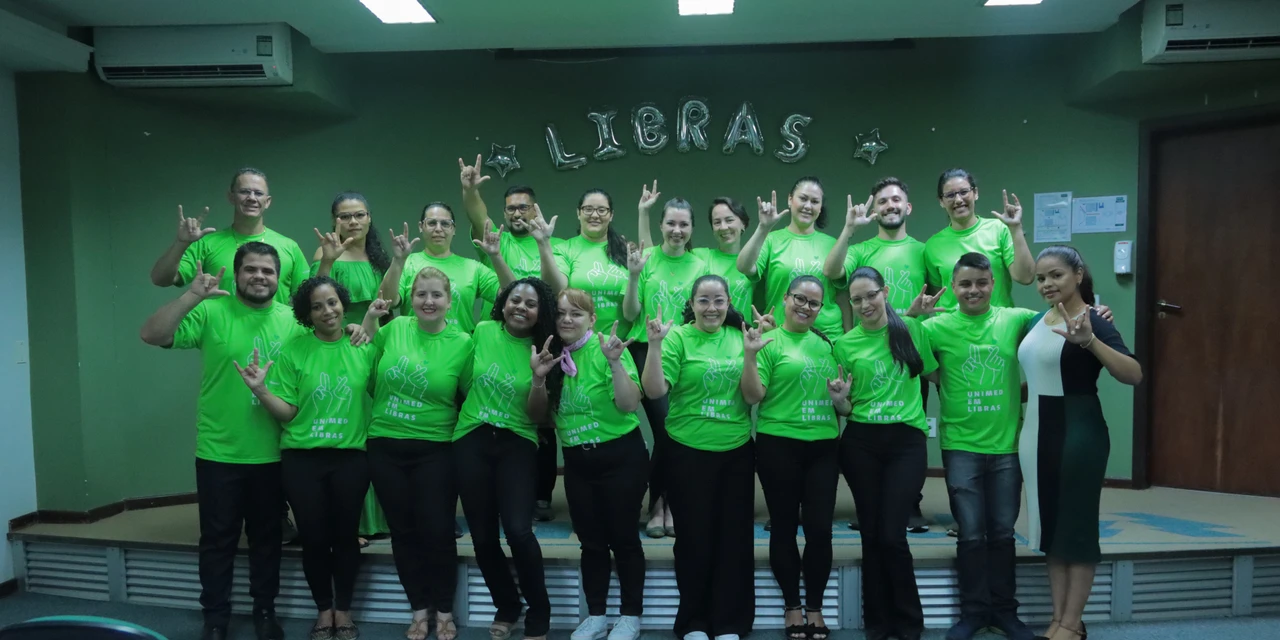 Unimed PG promove curso de libras aos colaboradores