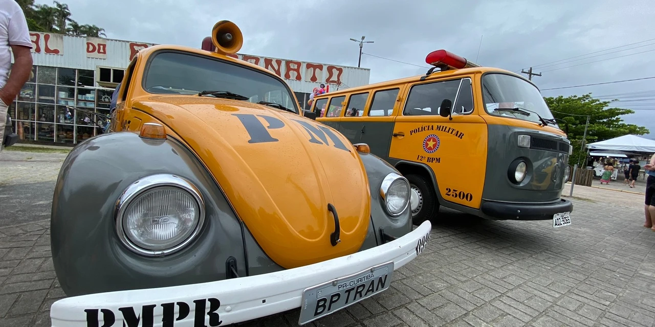PMPR expõe viaturas históricas no litoral e atrai centenas de pessoas