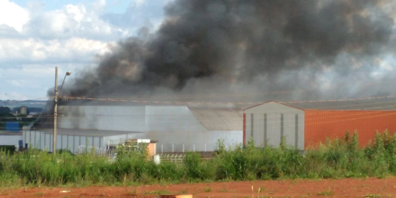 Urgente: Incêndio atinge fábrica no Distrito Industrial de PG