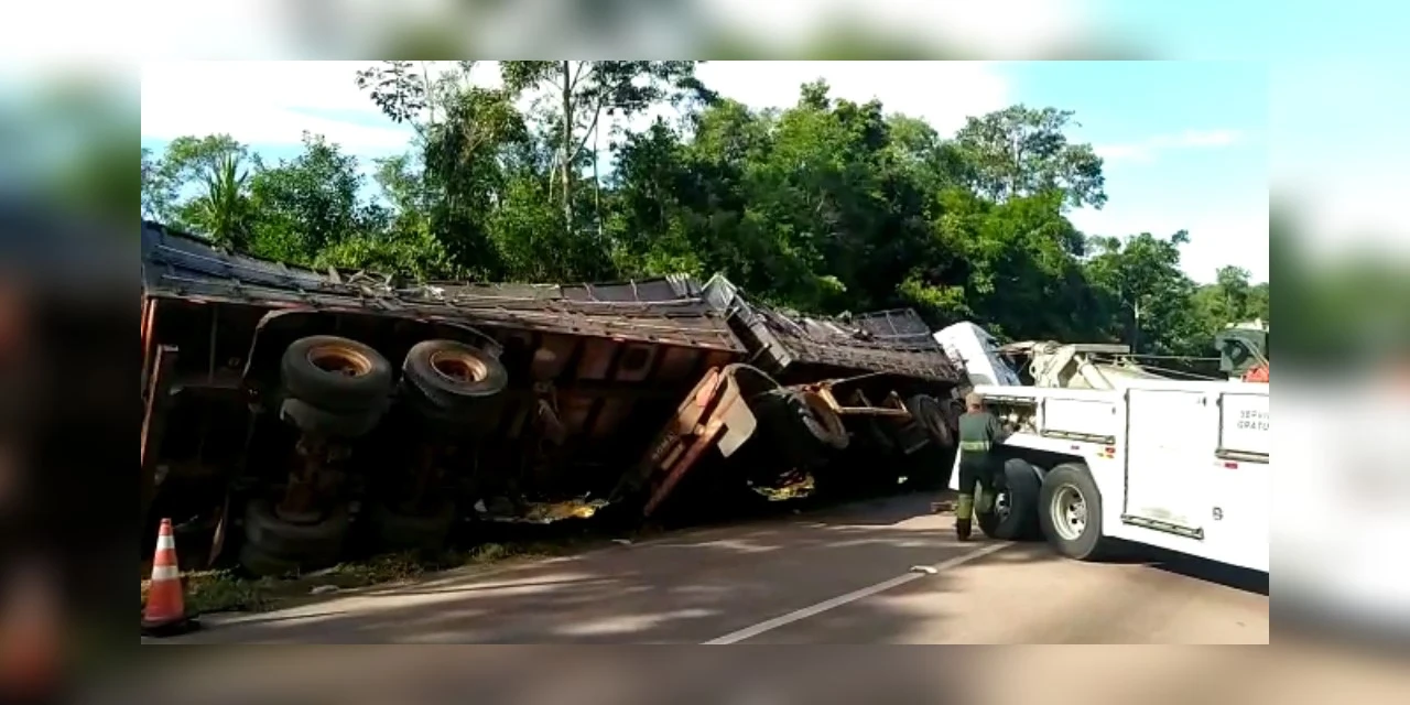 PRF libera uma faixa da pista no km 128 da BR-277 após destombamento de caminhão