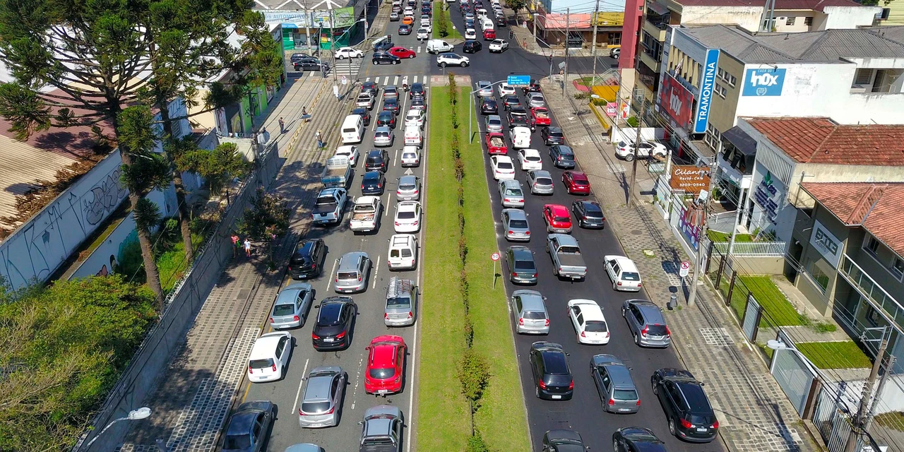 Cerca de 47% dos veículos do Paraná estão com o licenciamento irregular, afirma Detran