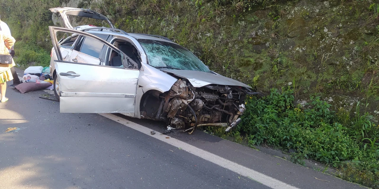 Veículo com três ocupantes sai da pista e sofre capotamento, na BR-376