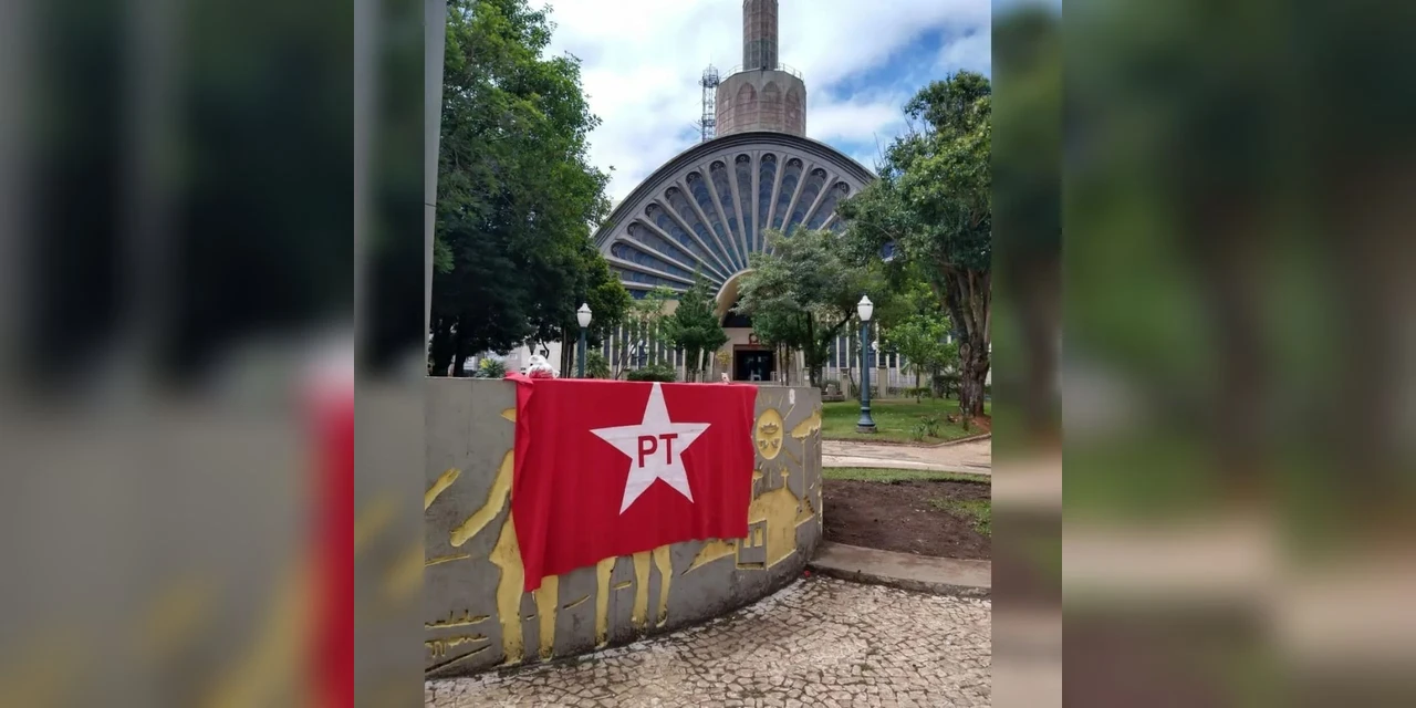 Petistas promovem limpeza simbólica da Praça Marechal Floriano Peixoto