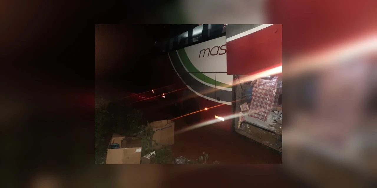 No PR, indivíduos atiram contra ônibus e agridem passageiros durante assalto