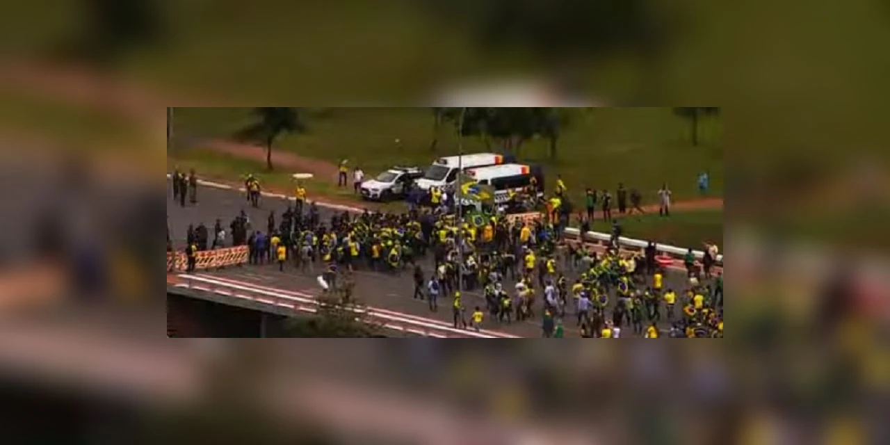 Manifestantes furam bloqueio e invadem o Congresso Nacional