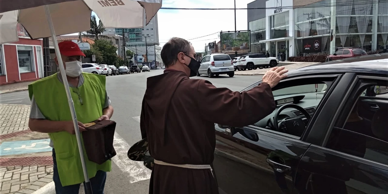 Freis capuchinhos promovem a bênção de veículos na sexta (13)