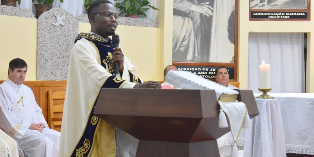 Sacerdote congolês celebra sua primeira missa em Castro
