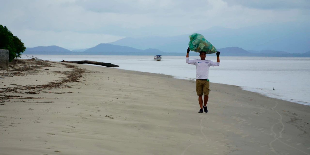 Mutirão recolhe quase uma tonelada de lixo da Ilha do Mel