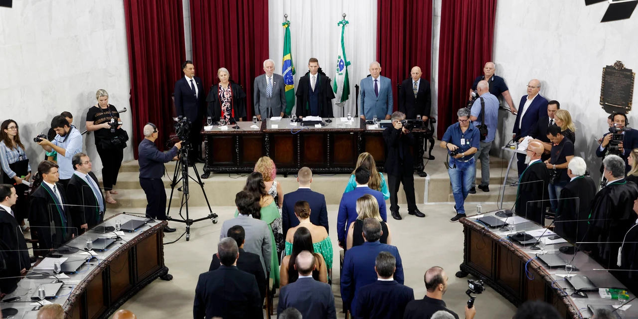 Nova mesa diretora toma posse no Tribunal de Contas do Paraná