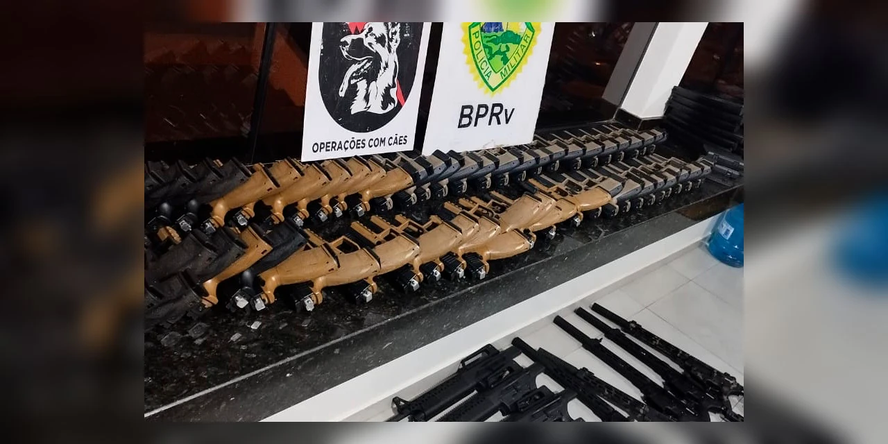 Polícia Militar apreende dois caminhões com 160 armas no Paraná
