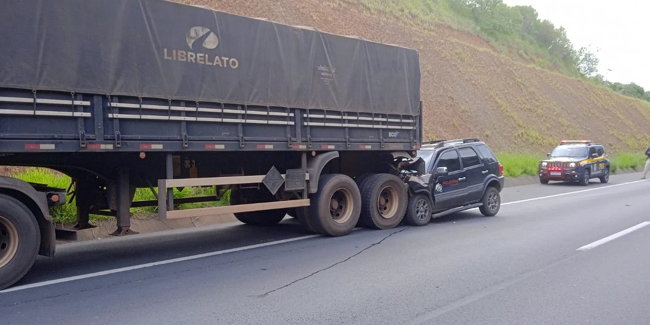 Motorista fica gravemente ferido após colidir contra caminhão na BR-376