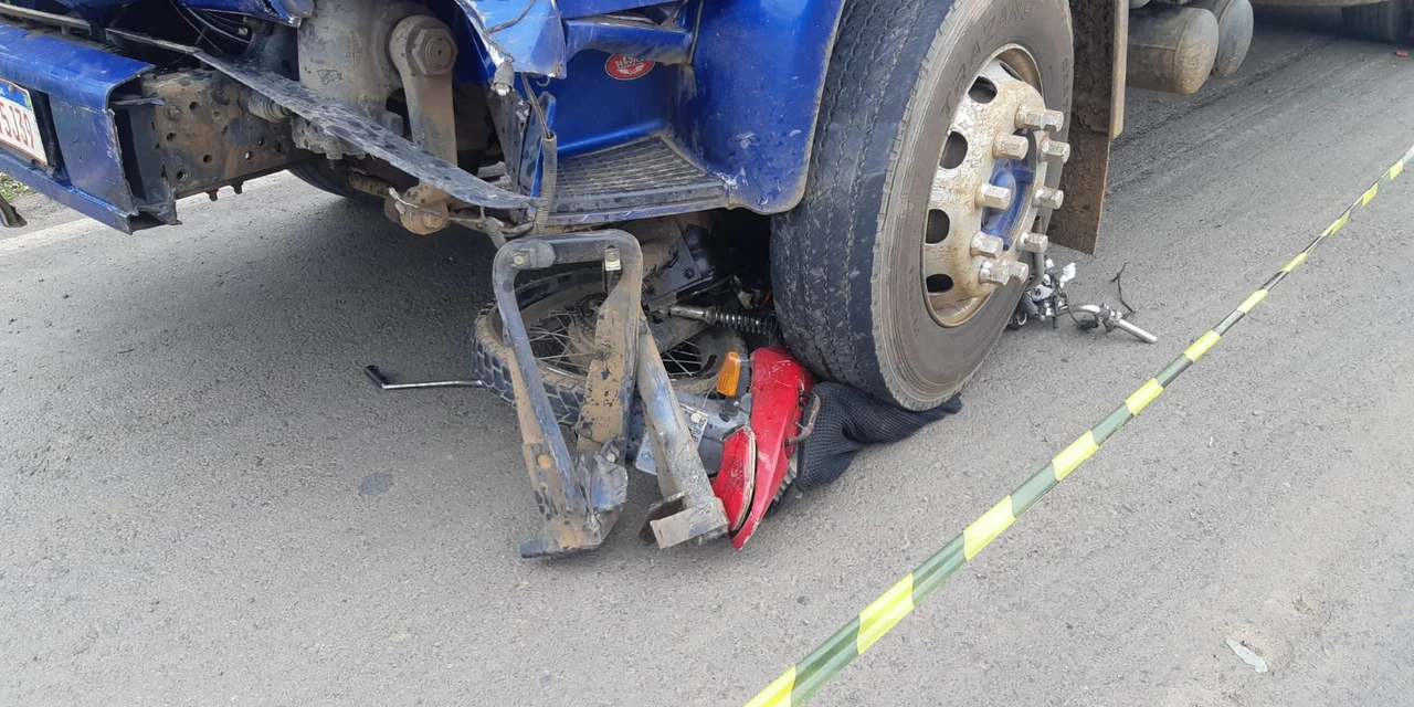 Motociclista morre após colidir contra caminhão na BR-373; motorista é preso por embriaguez ao volante