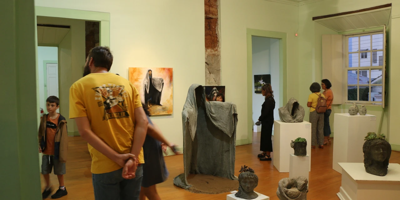Surrealismo é tema de mostra na Casa da Praça, em Castro