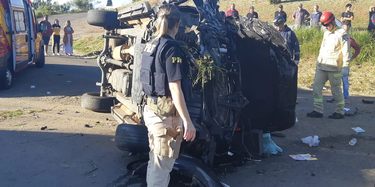 Fotos: Motorista fica gravemente ferido após colidir contra van na Souza Naves