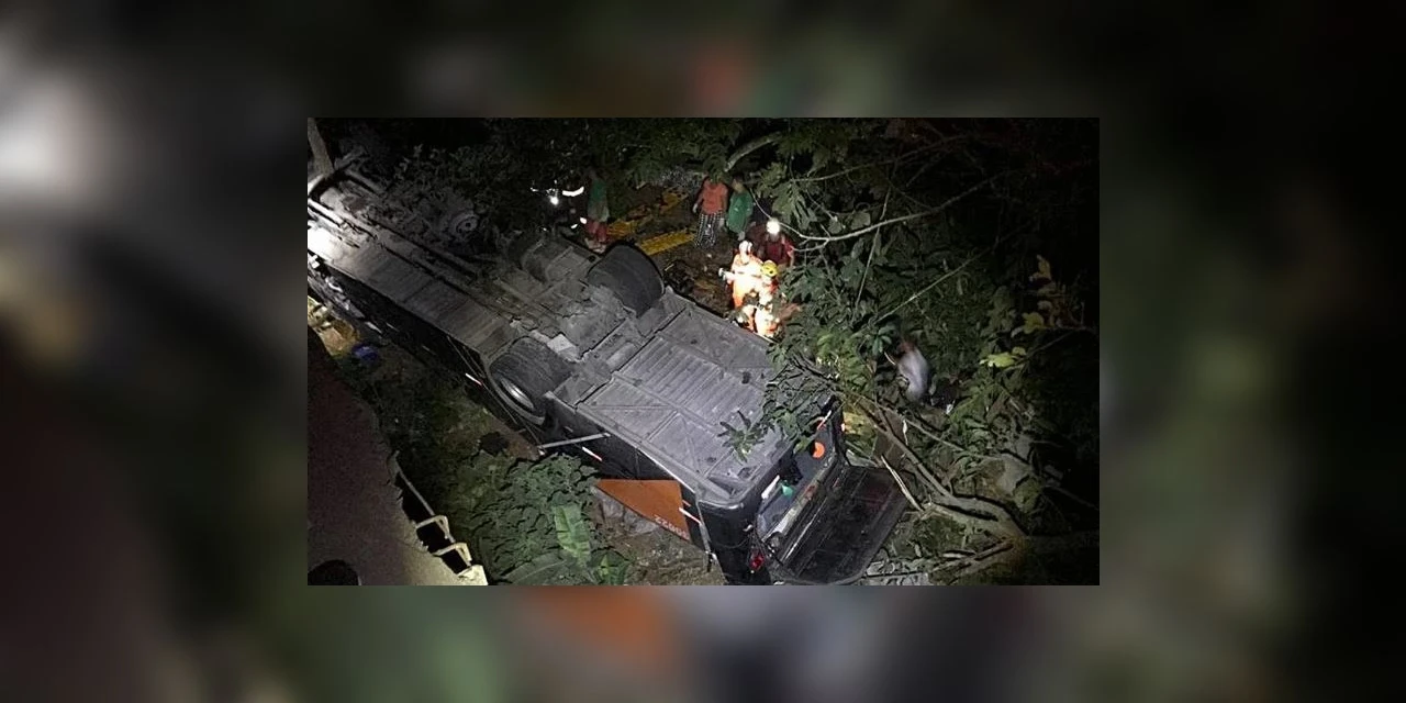 Ônibus com adolescentes de time de futebol amador cai de ponte e deixa mortos e feridos