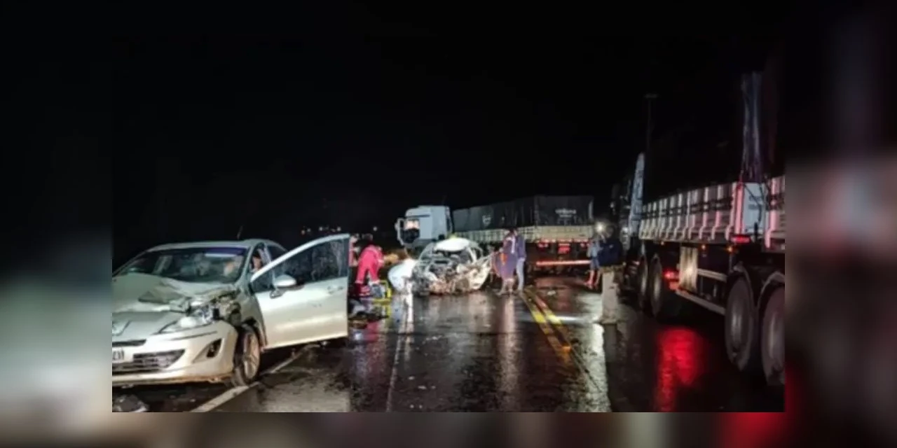 Mulher morre em batida entre dois carros e caminhão na BR-277