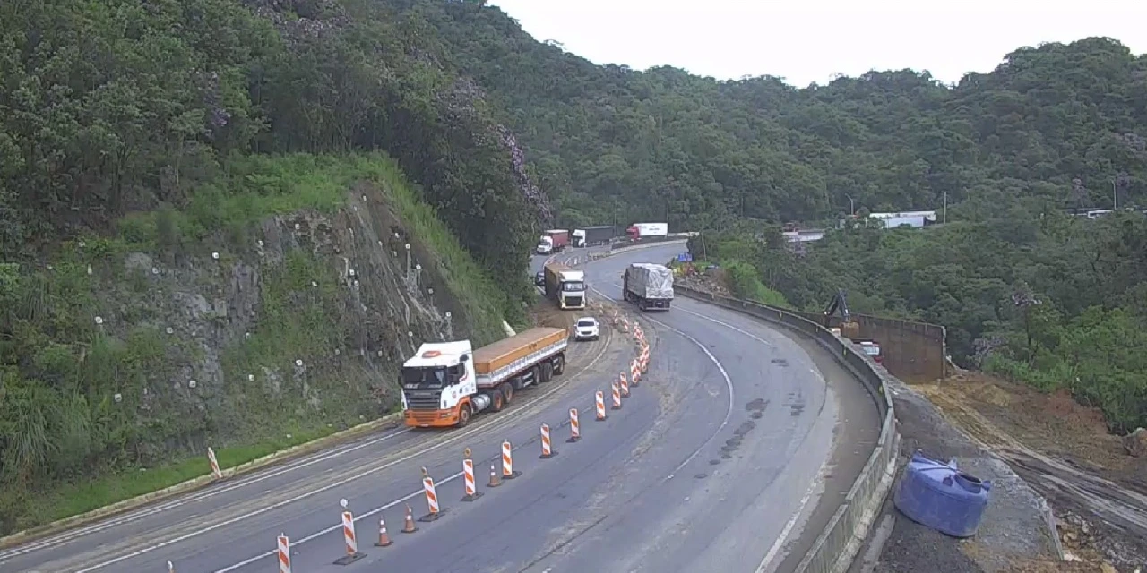 BR-376 volta a ser interditada devido às fortes chuvas na Serra do Mar