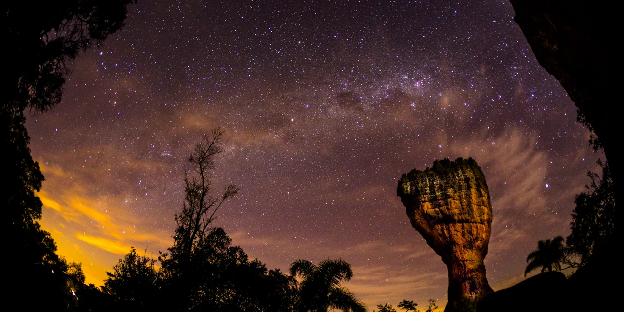 Parque Estadual de Vila Velha abre nova temporada da Caminhada Noturna