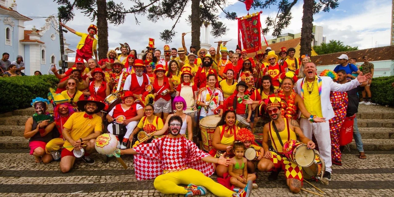 'Garibaldis e Sacis' colore ruas da capital neste domingo (5)