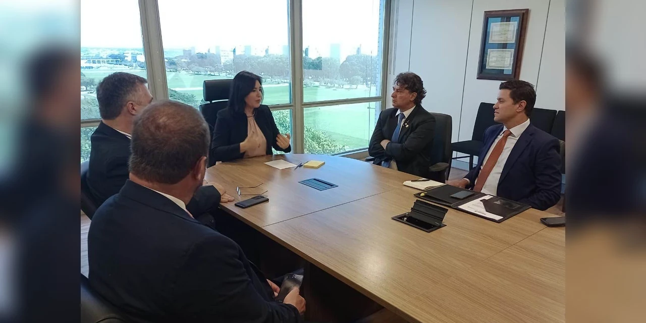 Secretário Guto Silva discute obras no Paraná com a ministra do Planejamento e Orçamento, Simone Tebet