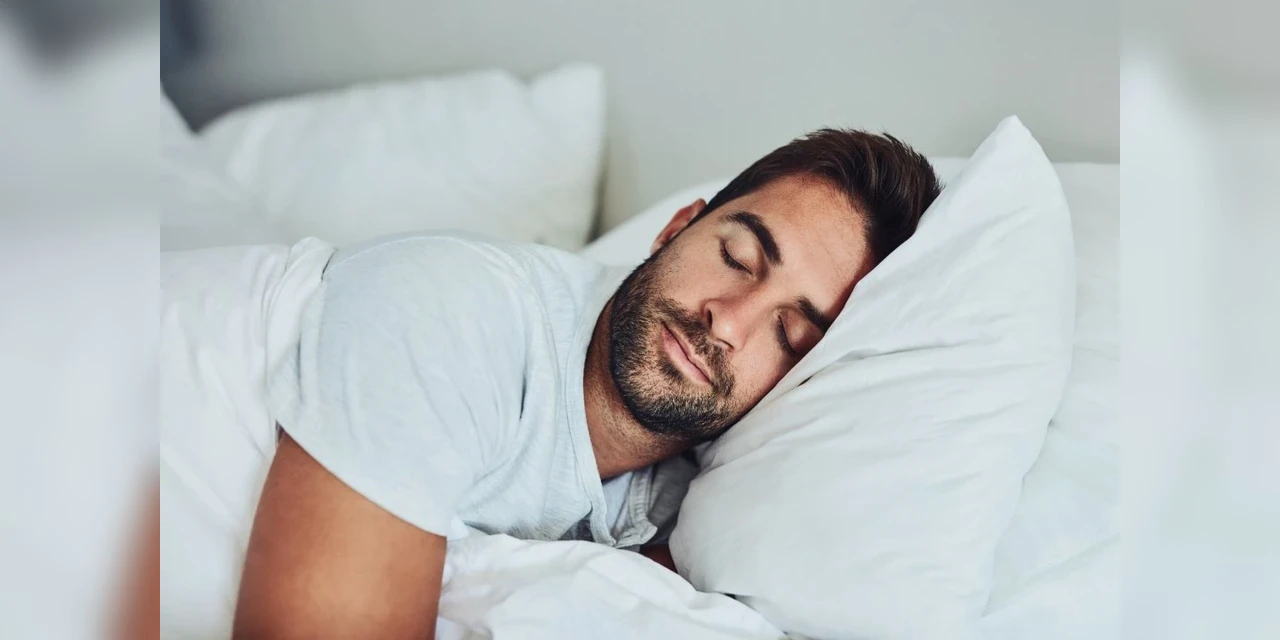 Início do sono: por que o corpo pode apresentar espasmos quando adormece