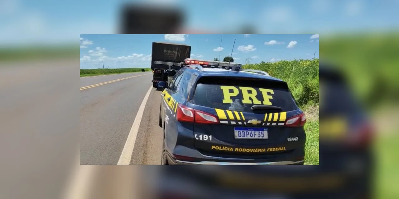 PRF no Paraná apreende carreta carregada de contrabando