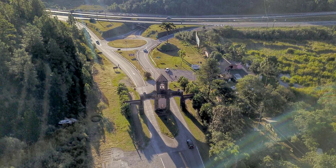 Novo deslizamento de terra bloqueia momentaneamente tráfego na Estrada da Graciosa