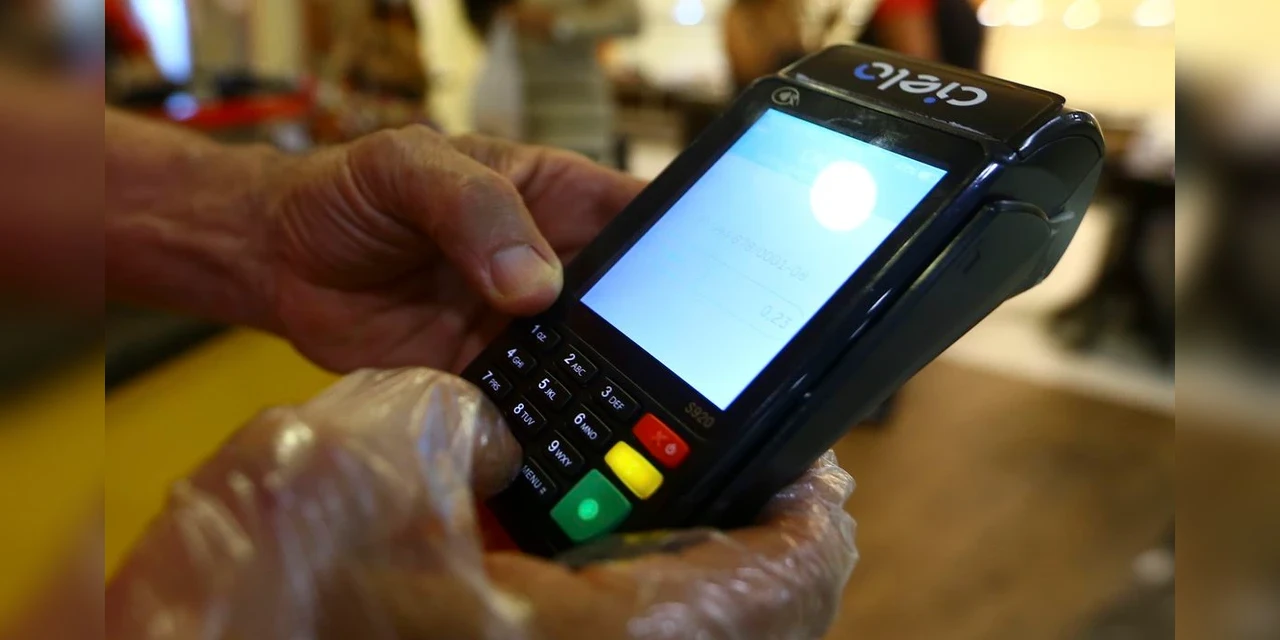 Total de famílias endividadas no Paraná ultrapassa os 96%, revela pesquisa