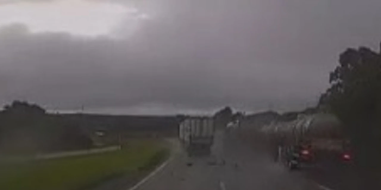 Vídeo flagra acidente com caminhão de etanol que bloqueou BR-277 no PR