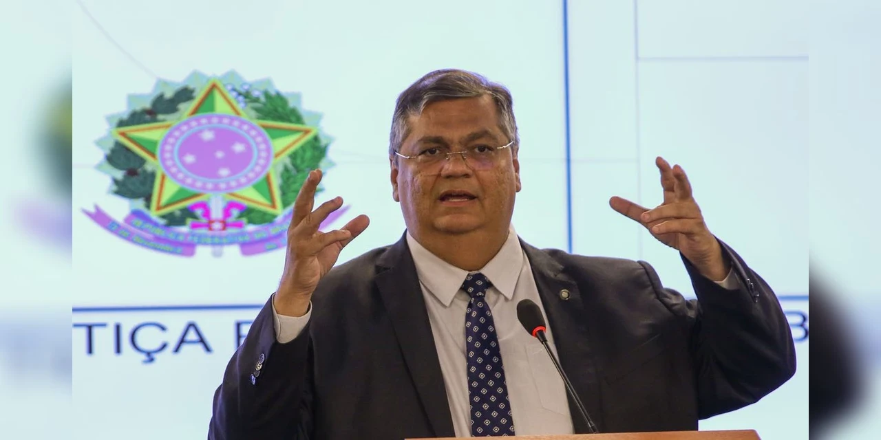 "Acabou o liberou geral de armas de fogo no Brasil", afirma ministro Flávio Dino