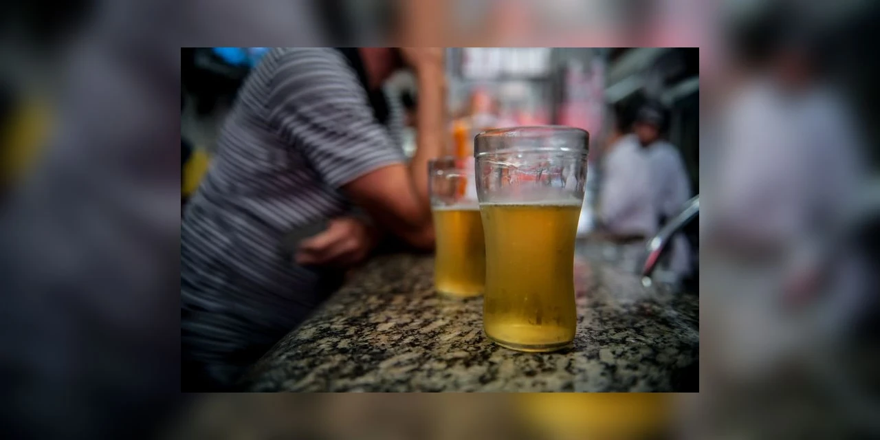 Brasileiros bebem o equivalente a 8 mil piscinas olímpicas de cerveja