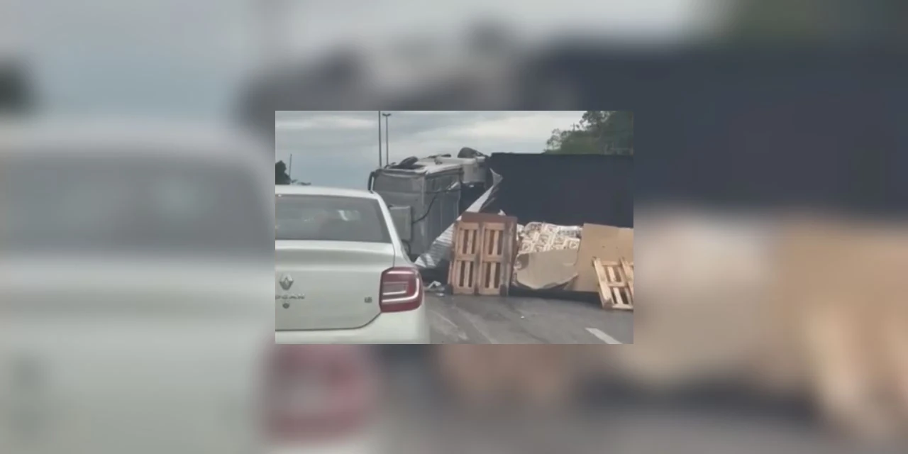 Tombamento de caminhão na BR-277 bloqueia rodovia no sentido litoral do PR
