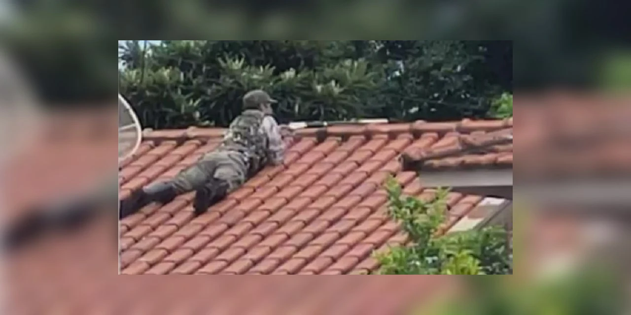Homem armado sobe em telhado, atira contra polícia e morre em confronto