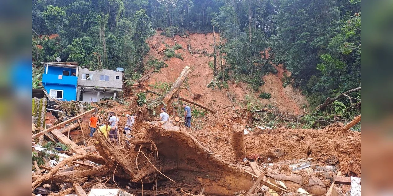 Sobe para 54 número de mortos após chuvas no litoral norte paulista; mais de 4 mil pessoas estão sem moradia