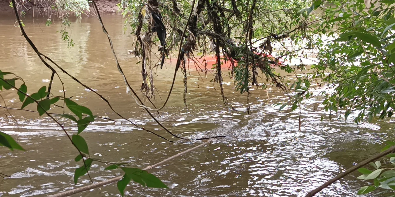Fotos: Motorista morre após veículo capotar e cair no Rio Pitangui em PG