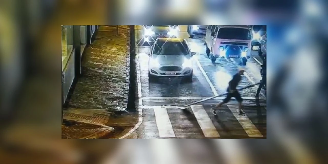 Vídeo mostra jovem furtando placa de trânsito no Centro de PG