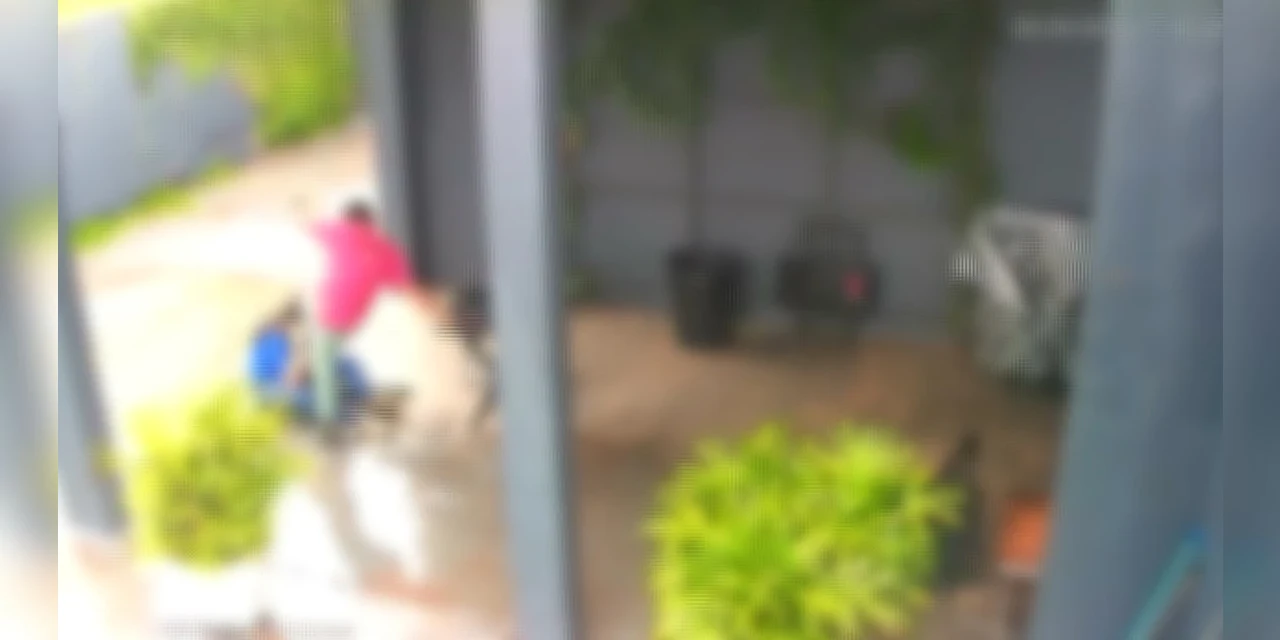 Câmera registra homem agredindo com chutes a ex-companheira no Paraná