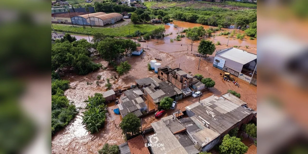 Após fortes chuvas, barragem transborda, água invade casas e deixa famílias desabrigadas em município do Paraná