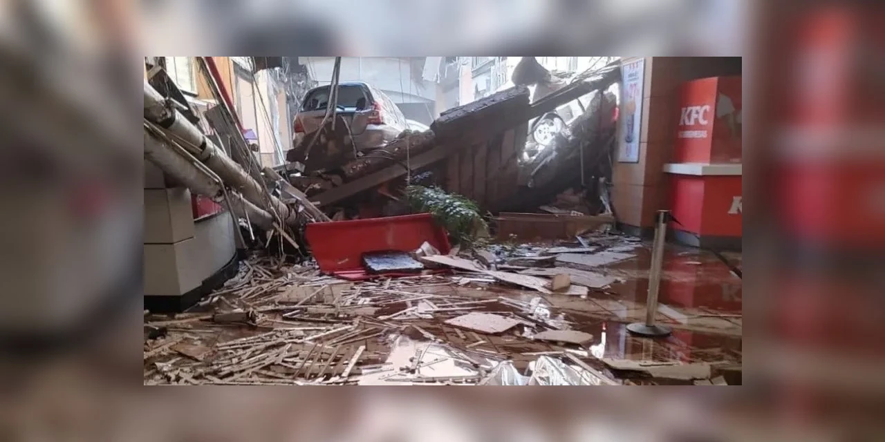 Teto de shopping em SP desaba sobre praça de alimentação