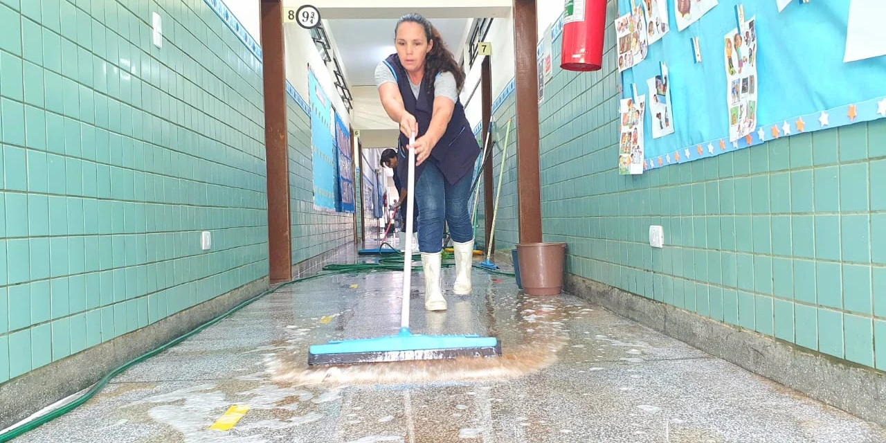 Fotos: Prefeitura de PG realiza serviços emergenciais em escolas afetadas pela chuva