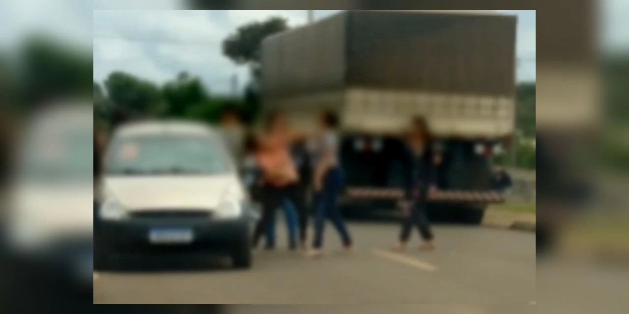 Vídeo flagra briga entre mães de alunos em PG